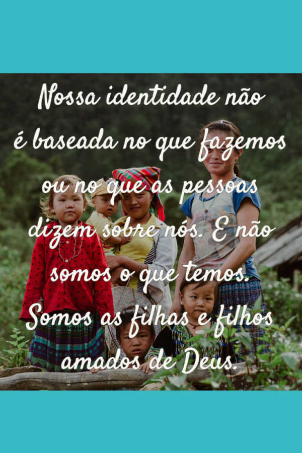 Um grupo de crianças sorri para a câmera. A nossa identidade não se baseia no que fazemos, no que temos ou no que os outros dizem de nós. Somos filhos de Deus.
