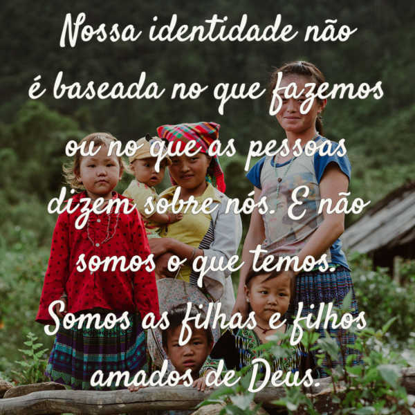Um grupo de crianças sorri para a câmera. A nossa identidade não se baseia no que fazemos, no que temos ou no que os outros dizem de nós. Somos filhos de Deus.