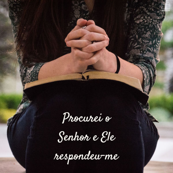 Rezando com uma bíblia aberta no colo. Procurei o Senhor e Ele respondeu-me. Salmos 34:4