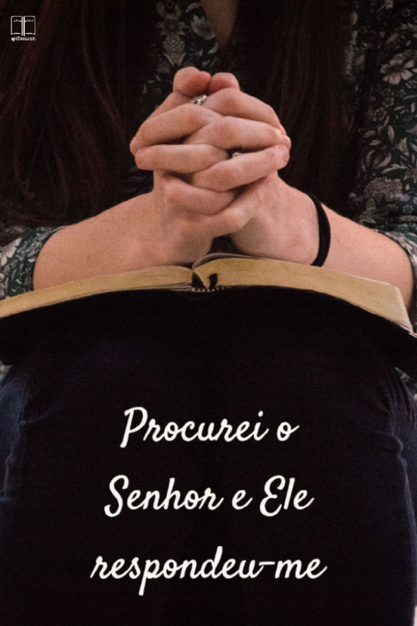Rezando com uma bíblia aberta no colo. Procurei o Senhor e Ele respondeu-me. Salmos 34:4