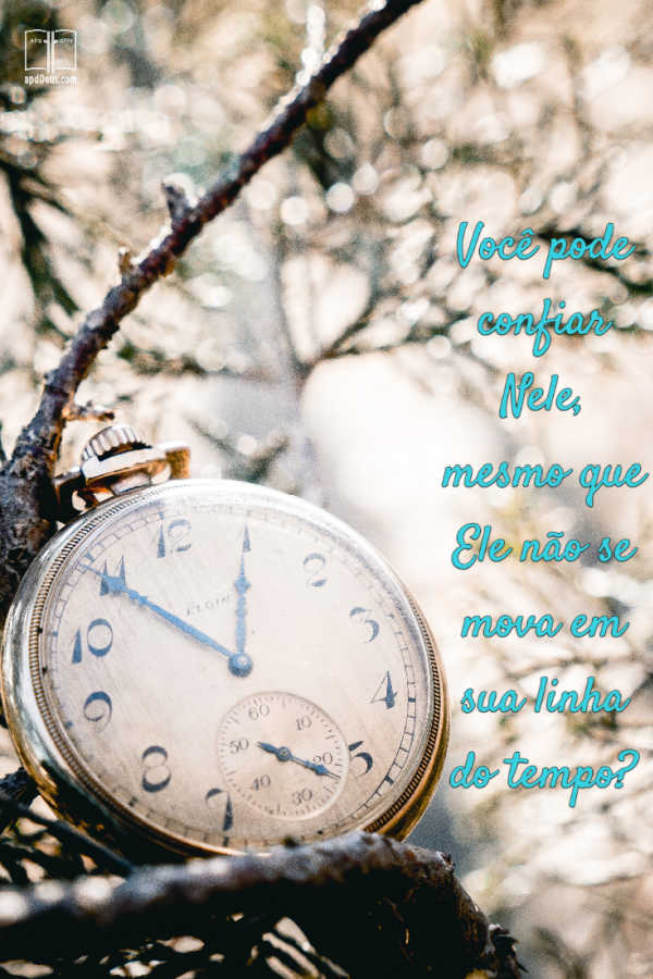 Um grande relógio de bolso está aninhado entre os galhos das árvores. Você pode confiar em Deus mesmo que Ele não aja na sua linha do tempo?
