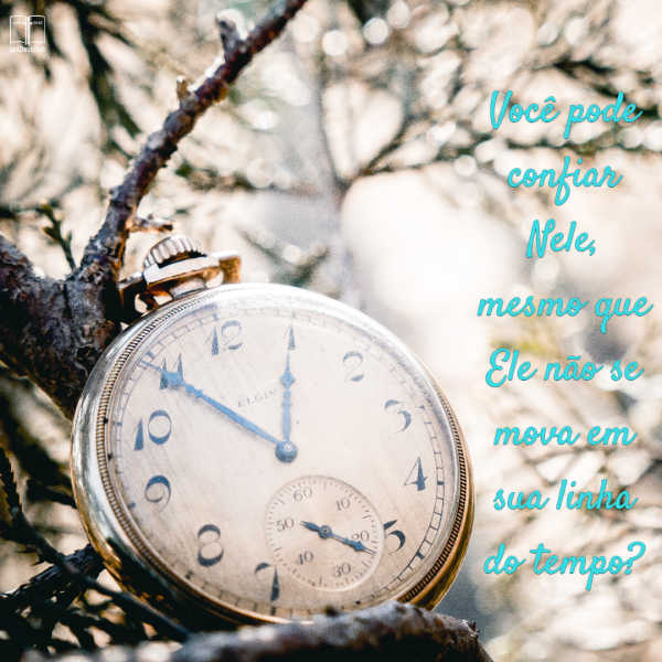 Um grande relógio de bolso está aninhado entre os galhos das árvores. Você pode confiar em Deus mesmo que Ele não aja na sua linha do tempo?