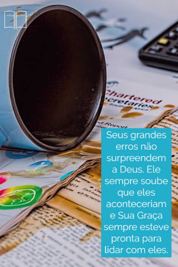 Uma xícara de café derramada.Seus grandes erros não surpreendem a Deus. Ele sempre soube que eles aconteceriam e Sua Graça sempre esteve pronta para lidar com eles.