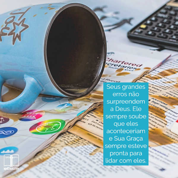 Não é maravilhoso que Deus tenha conhecido suas deficiências e planejado com antecedência? #apdd #cadapassodecaminho #recomeçar Uma xícara de café derramada.Seus grandes erros não surpreendem a Deus. Ele sempre soube que eles aconteceriam e Sua Graça sempre esteve pronta para lidar com eles.