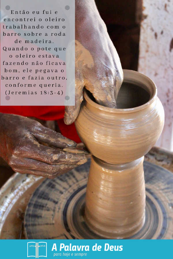 Um oleiro habilmente gira argila em uma panela. Jeremias 18: 3-4 explica como o oleiro recomeça se um defeito no vaso que ele está criando.