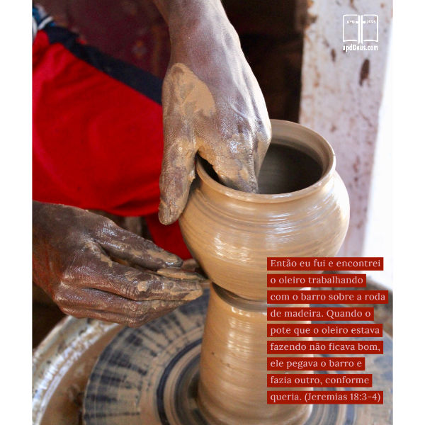 Seu vaso não é tão danificado, que o Potter não pode recriar Sua visão para você. #apdd #cadapassodecaminho #recomeçar Um oleiro habilmente gira argila em uma panela. Jeremias 18: 3-4 explica como o oleiro recomeça se um defeito no vaso que ele está criando.