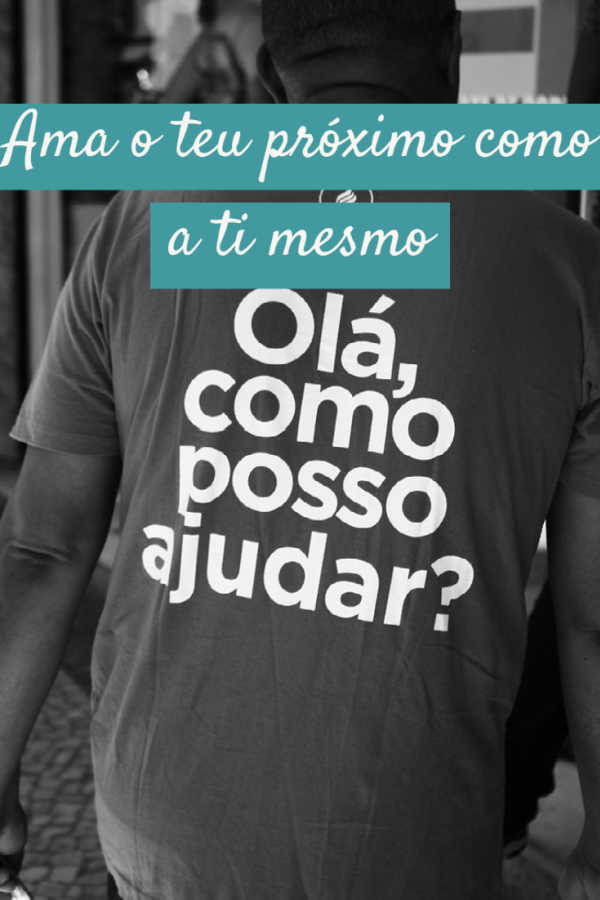 Um homem usa uma camisa que diz "Como Posso Ajudar"? e a foto é legendada por a palavras: Ama o teu próximo como a ti mesmo.