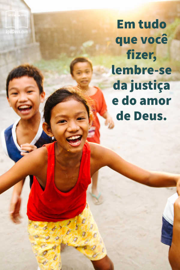 Crianças rindo com as palavras "Em tudo que você fizer, lembre-se da justiça e do amor de Deus".