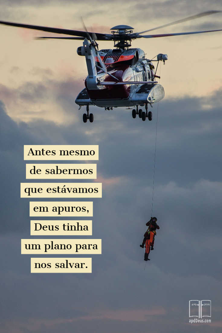 Um helicóptero paira como um policial tenta resgatar um homem. Antes mesmo de você saber que você estava em apuros, Deus tinha iniciado um plano de resgate!
