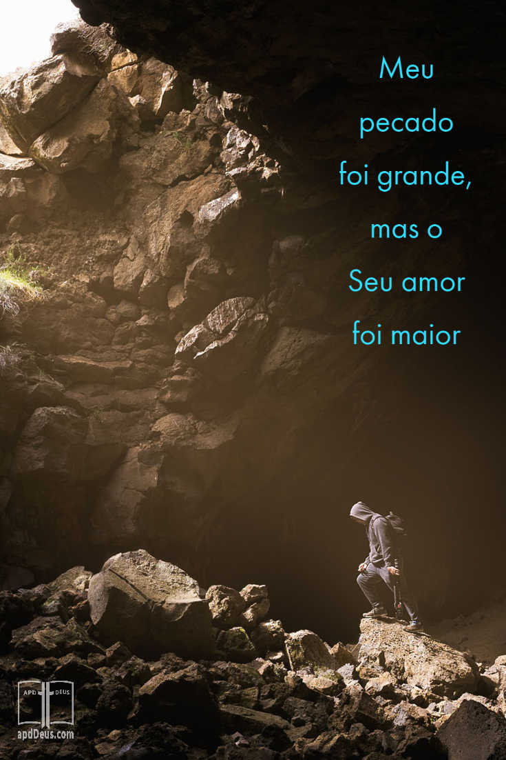 Um homem está em um poço profundo com a luz do dia brilhando sobre ele.  Deus, meus pecados eram grandes, mas Seu amor era maior.