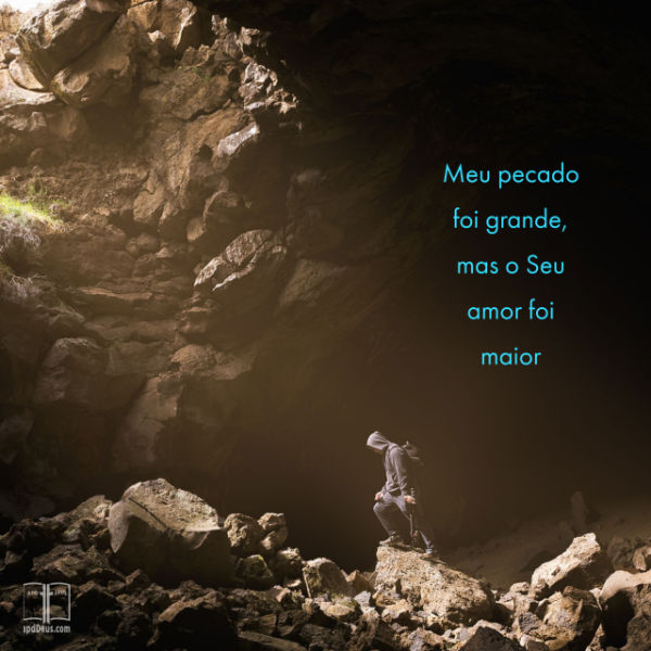 O amor de Deus vai mais fundo do que a profundidade de seus pecados, para levantá-lo e resgatá-lo. Você só precisa invocá-Lo, e Ele o salvará. #amorimplacaval #amordedeus #apdd #apalavradedeus Um homem está em um poço profundo com a luz do dia brilhando sobre ele. Deus, meus pecados eram grandes, mas Seu amor era maior.