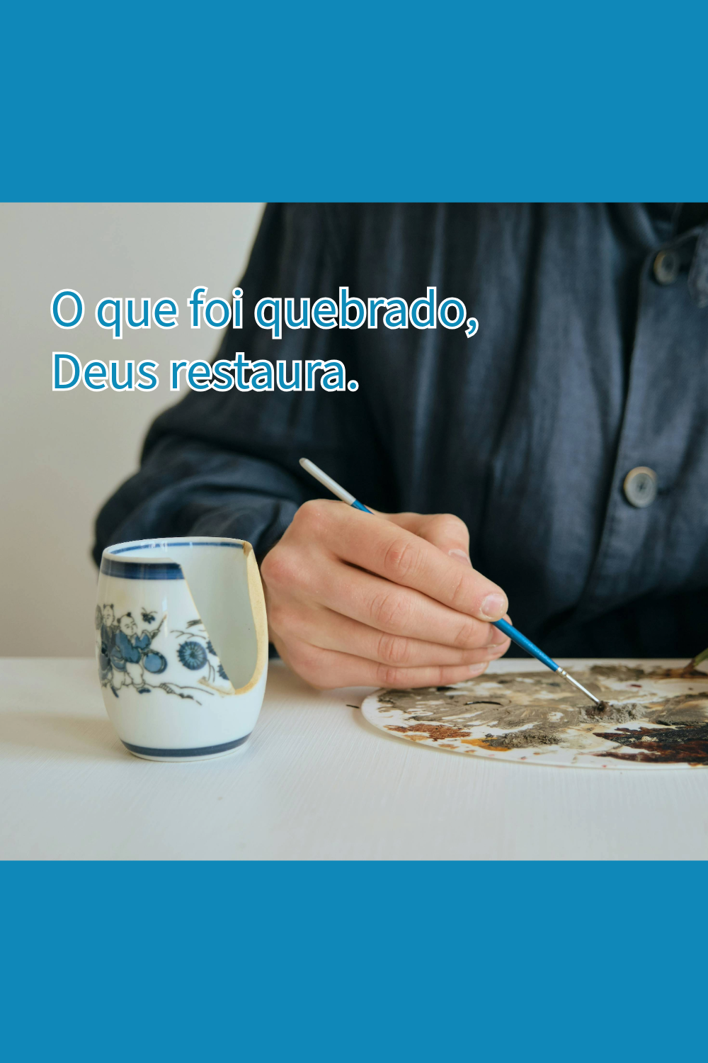 Fotografia mostrando uma pessoa consertando uma xícara de cerâmica quebrada com um pincel fino, ilustrando o conceito de restauração. O texto sobreposto em fonte cursiva azul diz: "O que estava quebrado, Deus restaura", enfatizando a cura e a renovação.