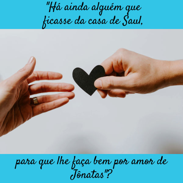 Fotografia mostrando duas mãos contra um fundo liso, uma mão segurando um pequeno coração preto e estendendo-o em direção à outra mão aberta. O texto em fonte cursiva em faixas azuis acima e abaixo diz: "Há alguém da família de Saul ainda vivo que eu possa homenagear em nome do meu amigo Jonathan?"