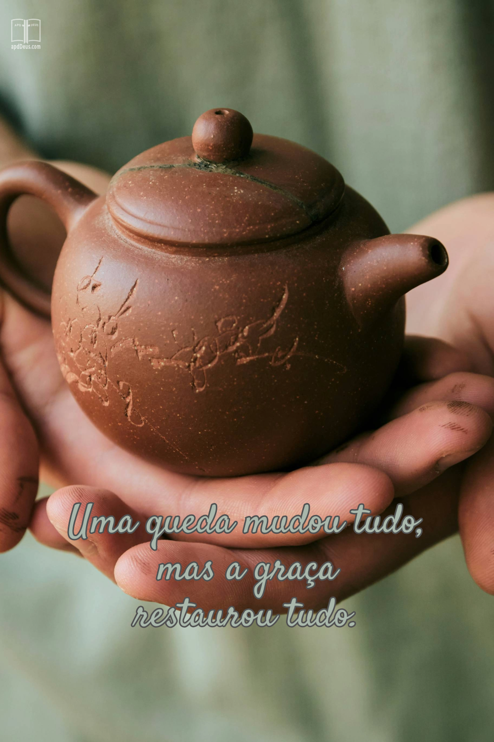 Fotografia de mãos segurando delicadamente um pequeno bule de cerâmica marrom com sutis gravuras florais. Sobreposição de texto em cursiva azul suave: "Uma queda mudou tudo, mas a graça restaurou tudo", transmitindo uma mensagem de recuperação e esperança.
