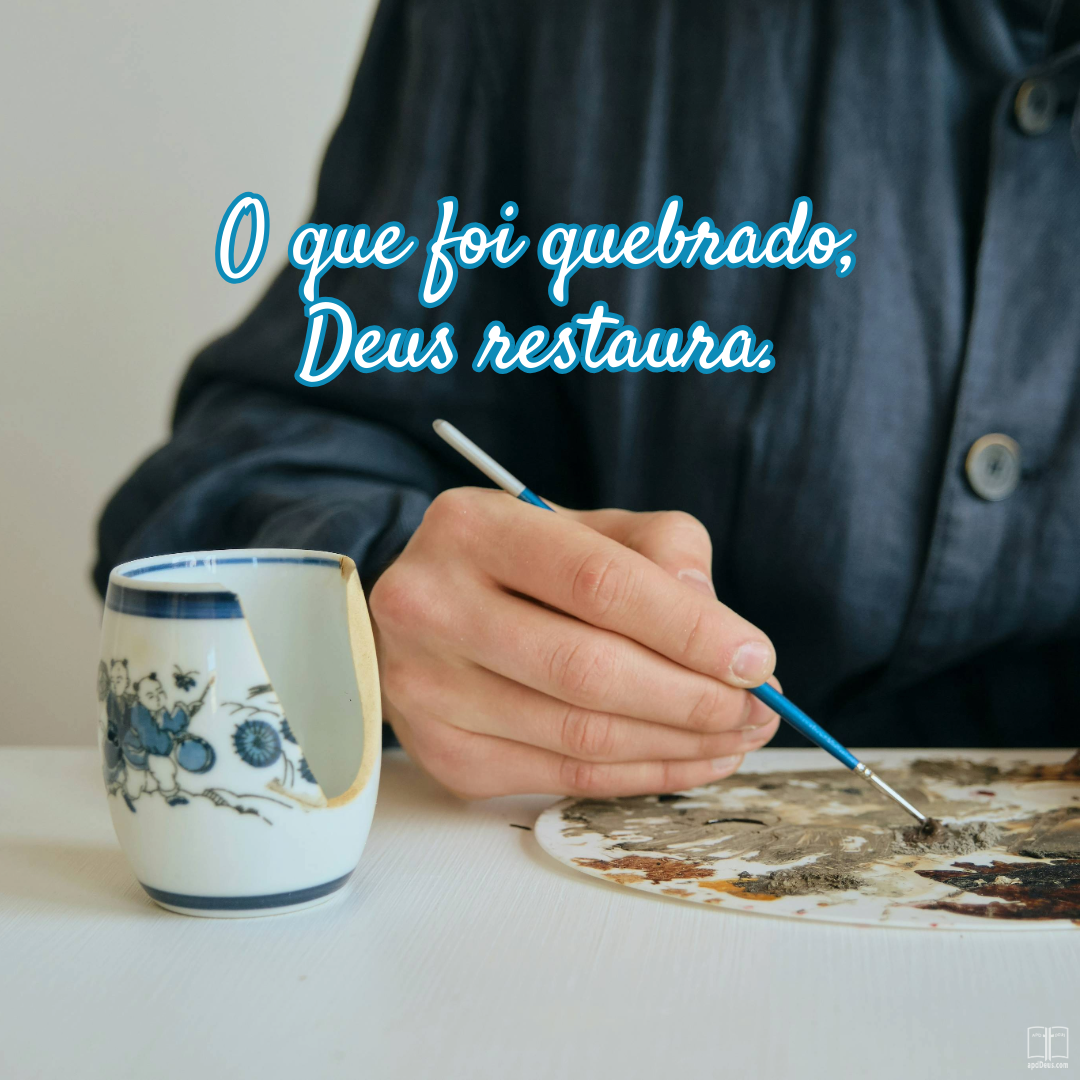 Fotografia mostrando uma pessoa consertando uma xícara de cerâmica quebrada com um pincel fino, ilustrando o conceito de restauração. O texto sobreposto em fonte cursiva azul diz: "O que estava quebrado, Deus restaura", enfatizando a cura e a renovação.