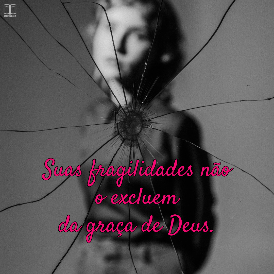 Uma fotografia em preto e branco mostra uma superfície de vidro rachada com a silhueta desfocada de uma pessoa atrás dela. Um texto cursivo rosa sobreposto diz: "Sua fragilidade não o exclui da graça de Deus", enfatizando uma mensagem de esperança e aceitação apesar das imperfeições.