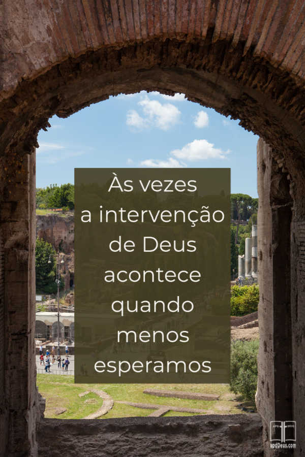Um grande portão da cidade, com as palavras:Às vezes a intervenção de Deus acontece quando menos esperamos