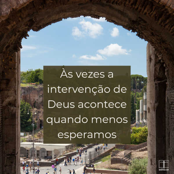 Os caminhos e planos de Deus são tão diferentes dos nossos. Ele vê o fim desde o início, enquanto nós só vemos o meio. Você pode confiar Nele no meio? #PlanosdeDeus #APDD #Deusestanocontrole Um grande portão da cidade, com as palavras:Às vezes a intervenção de Deus acontece quando menos esperamos
