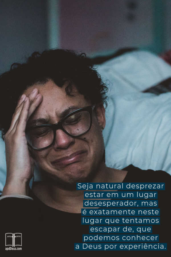 Uma mulher segura a cabeça e chora. São aqueles lugares de desespero, onde descobrimos quão fiel é Deus.