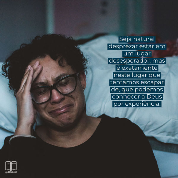 O homem com um argumento está à mercê do homem com uma experiência. Quando Deus intervém em sua situação, ninguém pode convencê-lo de que Ele não intervém. Você viveu isso. #APDD #planosdeDeus Uma mulher segura a cabeça e chora. São aqueles lugares de desespero, onde descobrimos quão fiel é Deus.