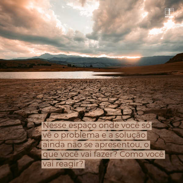 Sua fé fica mais evidente no meio de uma situação, quando tudo o que você tem é esperança e aquela promessa que Deus lhe deu e que você mantém. Não solte agora! #APDD #planosdeDeus Um pedaço de terra infligido pela seca, com chão rachado. Como você se comporta estando no lugar entre o problema e a solução?