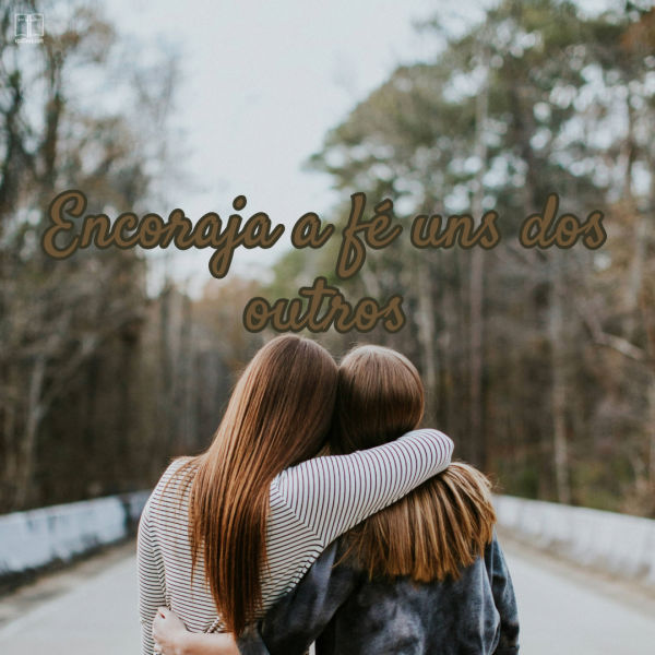 Duas jovens abraçam o pescoço uma da outra. Incentive a fé das pessoas ao seu redor.