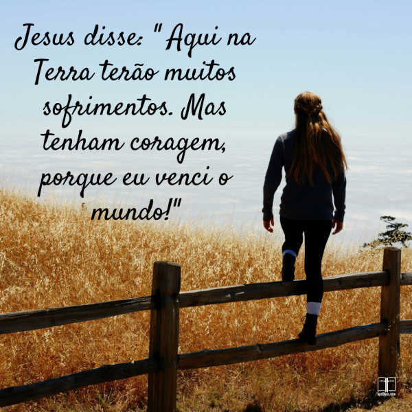 Uma jovem está em cima da cerca de uma fazenda examinando a terra. Jesus disse que neste mundo teríamos problemas, mas Ele venceu o mundo.