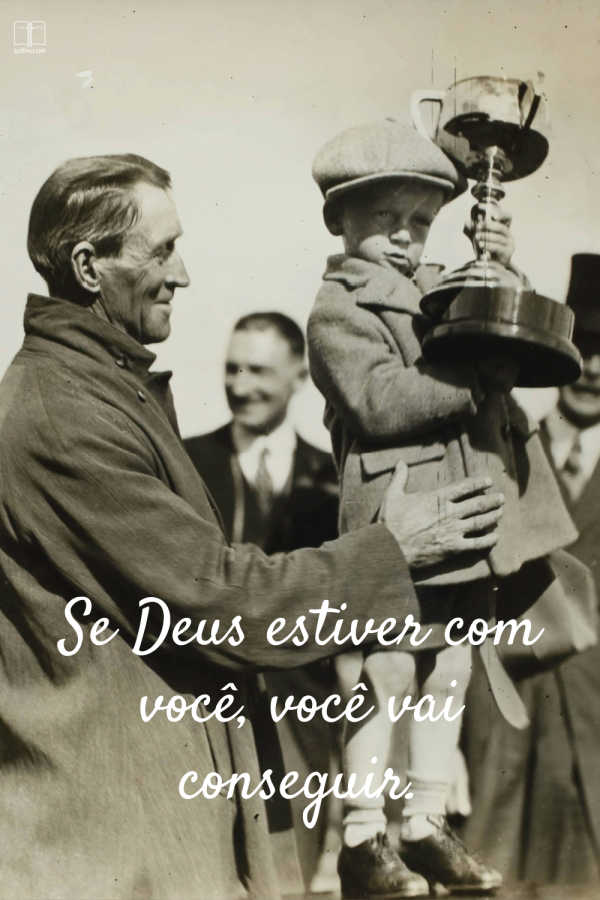 Um garotinho segura um troféu enquanto seu pai fica orgulhoso ao seu lado, evitando que ele caia da plataforma. Se Deus estiver com você, você vencerá.