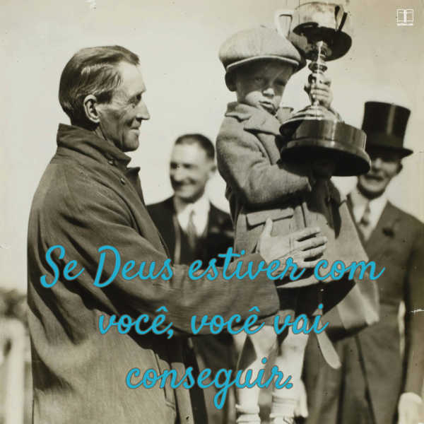 Um garotinho segura um troféu enquanto seu pai fica orgulhoso ao seu lado, evitando que ele caia da plataforma. Se Deus estiver com você, você vencerá.