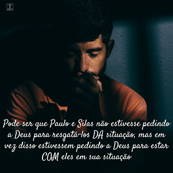 Um jovem prisioneiro reza. Talvez Paulo e Silas não estivessem orando para sair da prisão. Talvez eles estivessem orando para que Deus interviesse nisso.