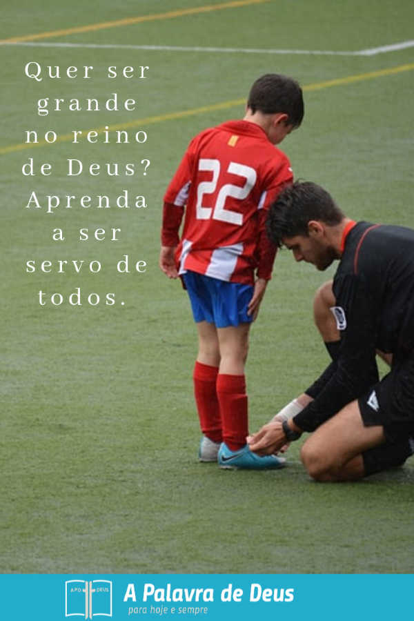 É um jogo de futebol infantil. O treinador está inclinado a amarrar um dos sapatos de seu jogador. No Reino de Deus, o maior deles é o servo de todos.