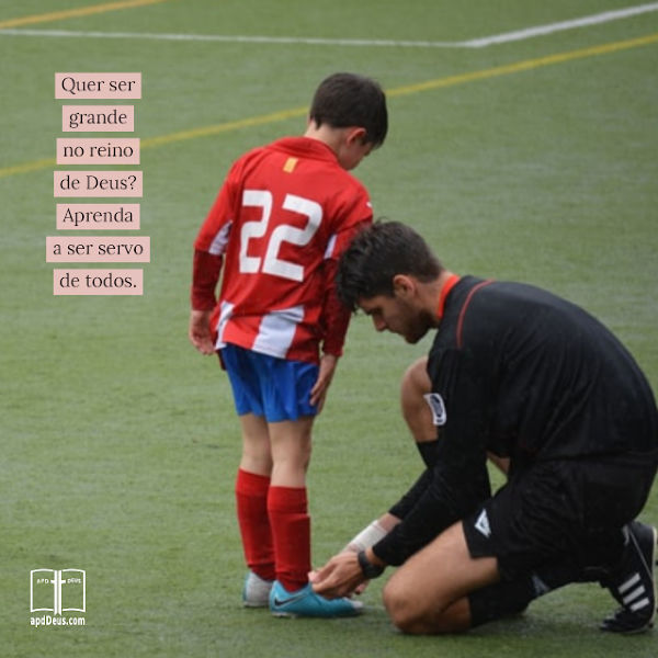 É um jogo de futebol infantil. O treinador está inclinado a amarrar um dos sapatos de seu jogador. No Reino de Deus, o maior deles é o servo de todos.