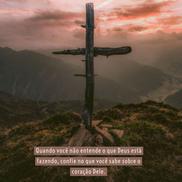 A cruz, contra um céu vermelho tempestuoso. Quando você nao entende o que Deus esta fazendo, confie no que você sabe sobre o coraçao Dele.