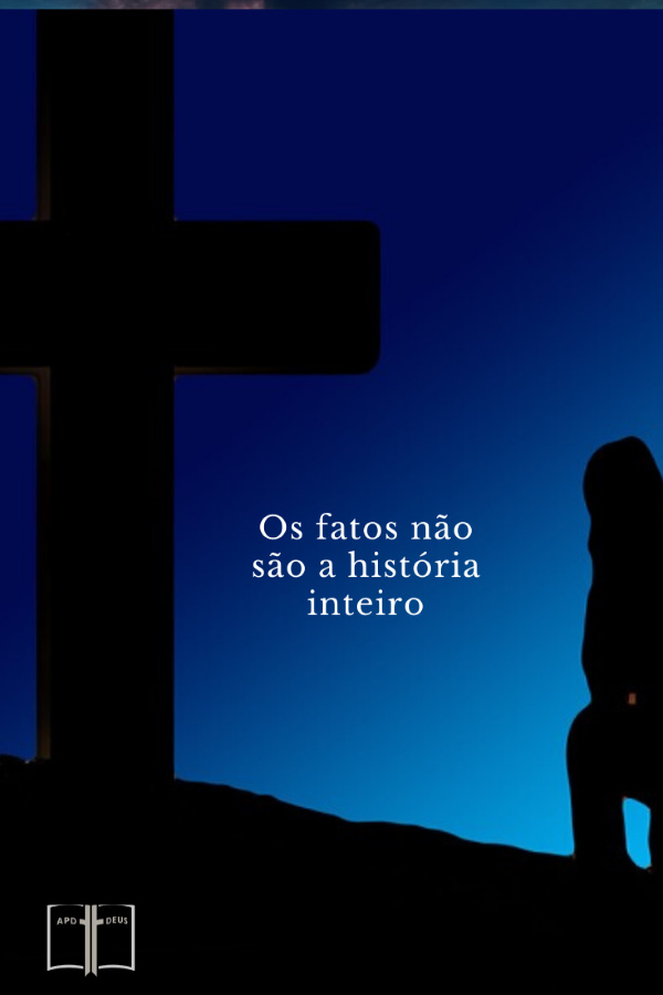 Um homem ajoelhado diante da cruz, banhado em luz azul. As palavras diz: Os fatos não são a história inteiro