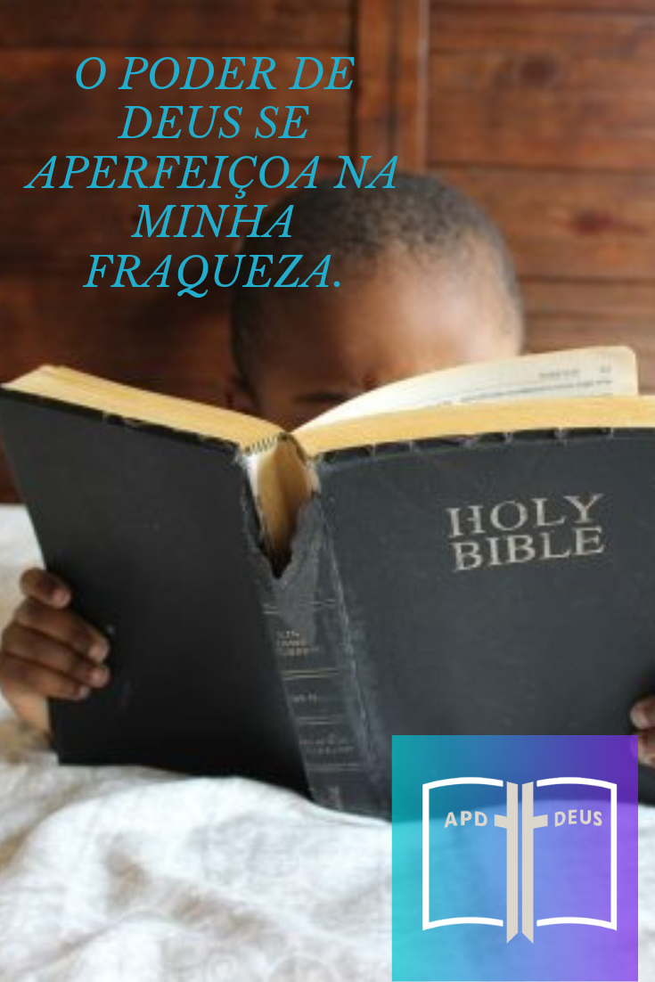 Um menino lendo a Bíblia enquanto ele está na cama. Talvez ele esteja lendo sobre o grande apóstolo Paulo e seu "espinho na carne".