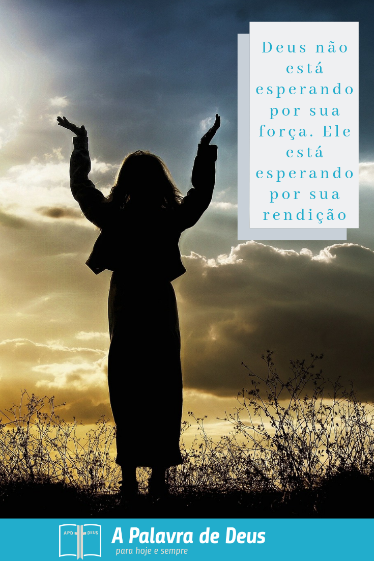 Uma mulher que levanta suas mãos na rendição ao deus, com o sol de ajuste no fundo. Deus não está esperando por sua força. Ele está esperando por sua rendição