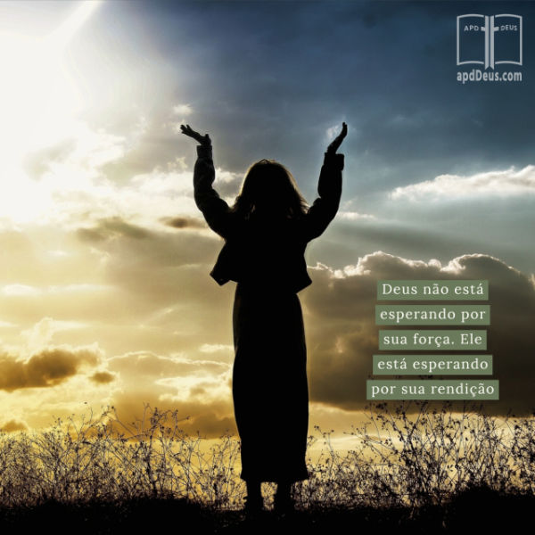 Deus não está esperando por sua força. Ele está esperando por sua rendição. Ele é mais do que capaz de usar seus pontos fracos para a Sua glória. #apalavradedeus #deusprecisasuafraqueza #fe Uma mulher que levanta suas mãos na rendição ao deus, com o sol de ajuste no fundo. Deus não está esperando por sua força. Ele está esperando por sua rendição