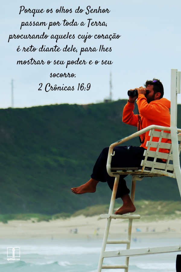 Um salva-vidas está sentado no alto de sua cadeira, usando binóculos para escanear a água. 2 Crônicas 16:9