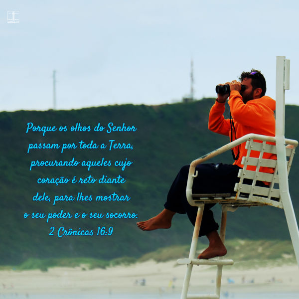 Um salva-vidas está sentado no alto de sua cadeira, usando binóculos para escanear a água. 2 Crônicas 16:9