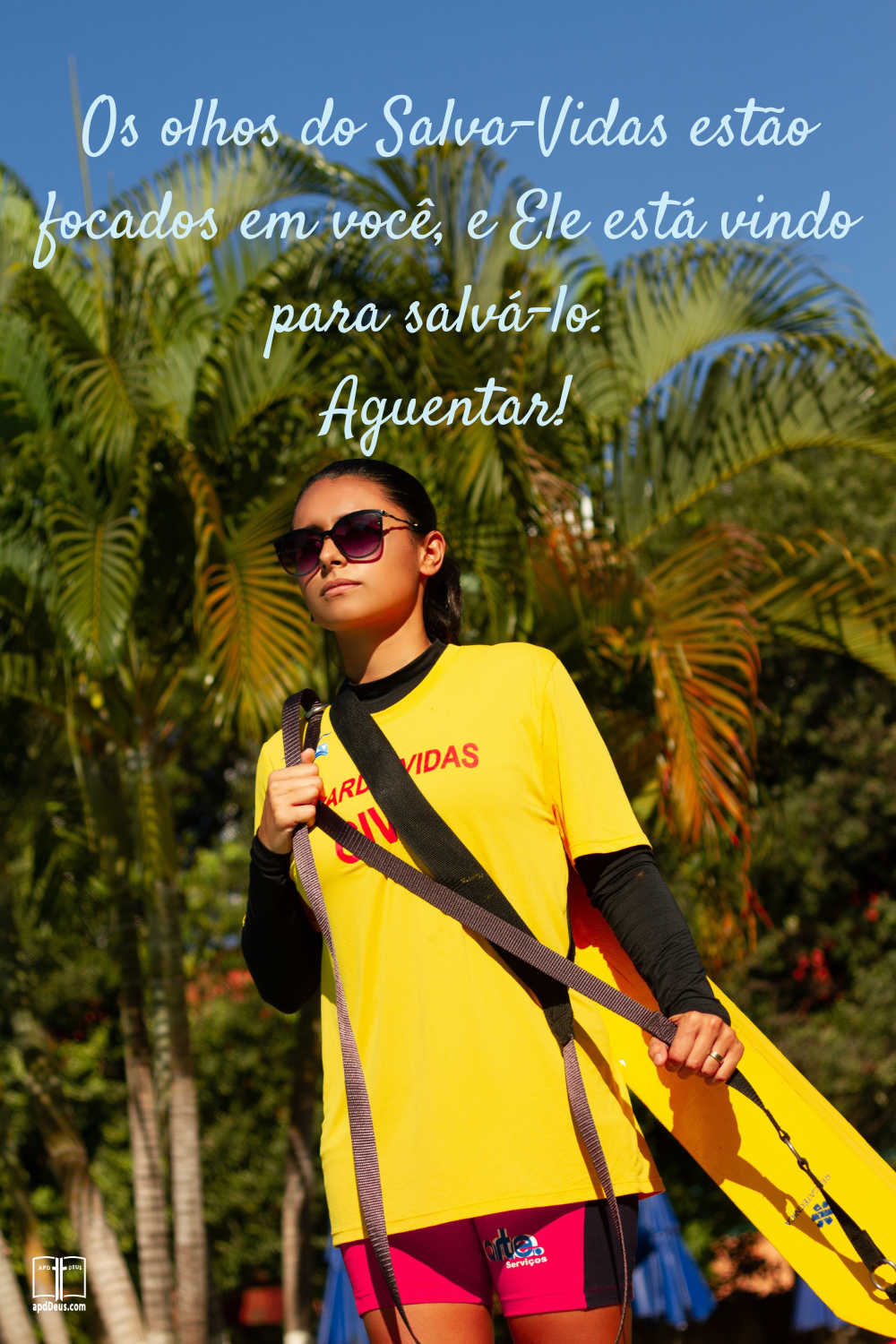 Um salva-vidas vestindo uma camisa amarela brilhante e ostentando seu dispositivo de flutuação fica de guarda em uma praia. Os olhos do salva-vidas estão focados em você e ele vai te salvar. Aguentar!