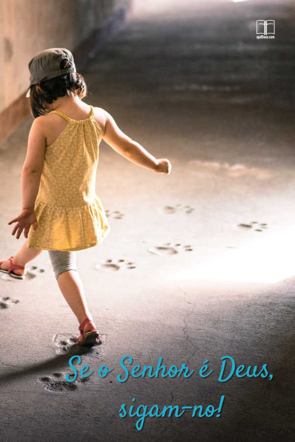 Uma pequena menina segue pegadas com as palavras 'Se o Senhor é Deus, siga-o'
