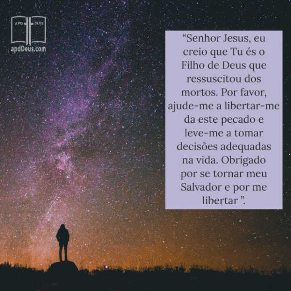 Uma silhueta de um homem, de pé contra um céu estrelado rezando: Senhor Jesus, por favor, ajude-me a libertar-me da este pecado e leve-me a tomar decisões adequadas na vida.