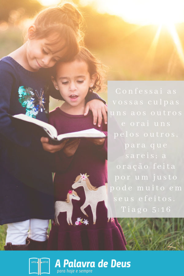 Uma menina está lendo a Bíblia enquanto a mais velha está encorajando a menina mais nova com um braço protetor em volta do ombro.
Tiago 5:16
