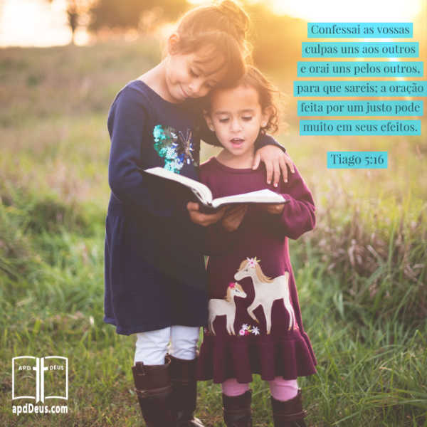 Uma menina está lendo a Bíblia enquanto a mais velha está encorajando a menina mais nova com um braço protetor em volta do ombro.
Tiago 5:16