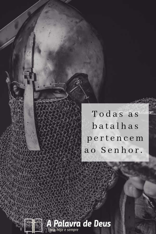 Um soldado vestido com roupas de batalha completa está no pronto. Ele sabe que a batalha diante dele pertence ao Senhor.