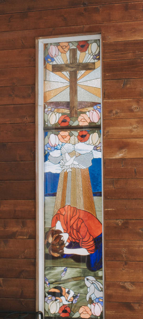 Toda batalha é vencida aos pés de Cristo. Ele é o Capitão do Anfitrião! Fique quieto e saiba que Ele é Deus.
#batalhaespiritual #batalhanaoevossa #apalavradedeus #apdd Um vitral representando alguém que está orando ao pé da cruz.