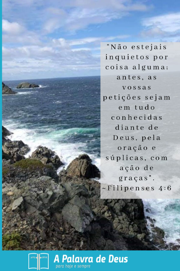 Ondas do mar batendo nas rochas. Filipenses 4:6:Não estejais inquietos por coisa alguma; antes, as vossas petições sejam em tudo conhecidas diante de Deus, pela oração e súplicas, com ação de graças.