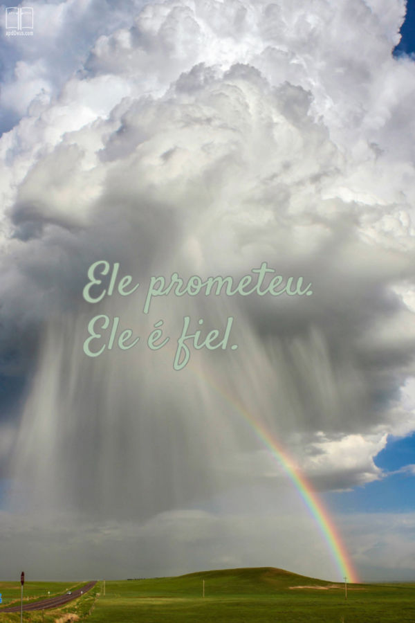 Lembre-se, se Deus prometeu, então Ele é fiel para cumprir. Grandes nuvens brancas e fofas enchem o céu e exibem um arco-íris. Deus prometeu. Ele é fiel.