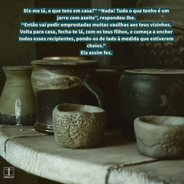 Vários potes de barro são montados juntos, com as palavras de 2 Reis 4:2