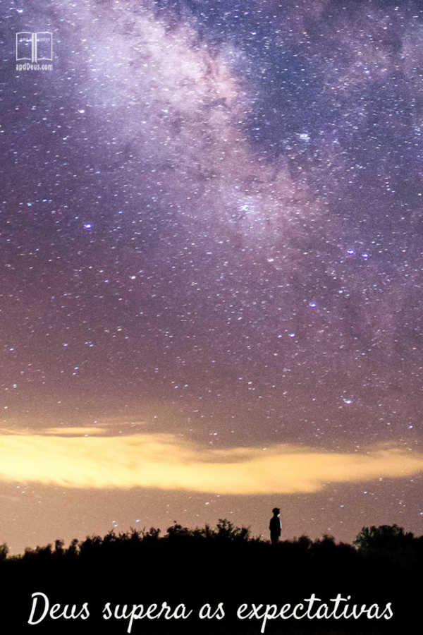 Milhões de estrelas estão espalhadas por um céu noturno roxo. Deus é um grande Deus e supera nossas expectativas.